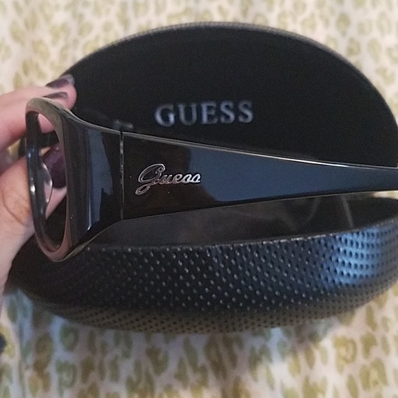 Guess Sunglasses (no lenses) - Picture 4 of 6